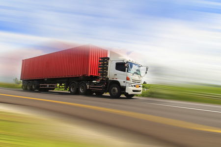 白色卡车。公路上的拖车运输, 物流理念。3d 渲染